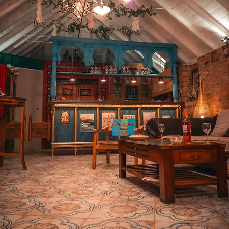 Kamenny Historicky Loft A Vintage Bar דירה *