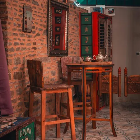 Kamenny Historicky Loft A Vintage Bar דירה